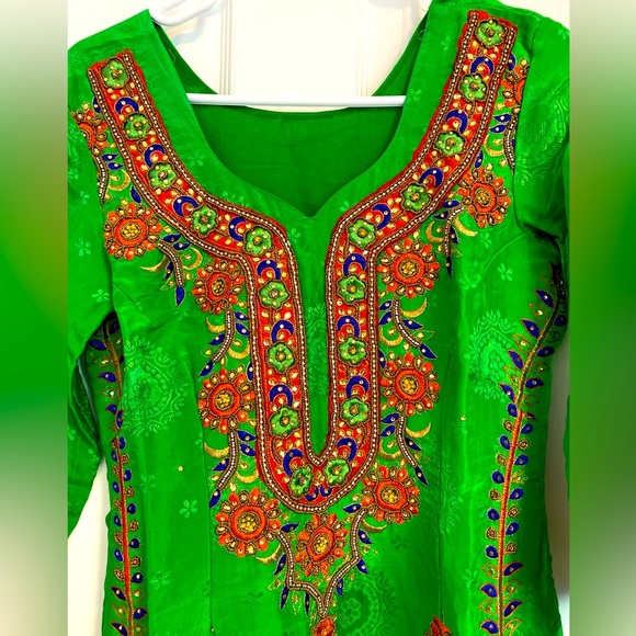 Salwar Kameez 2 for 1 DEAL! 2 Kameez + 1 matching Salwar. - Picture 2 of 9